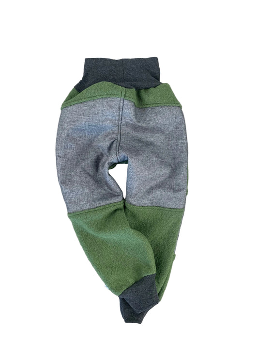 Wollwalkhose für Kinder – Tobehose mit Besatz * Grün