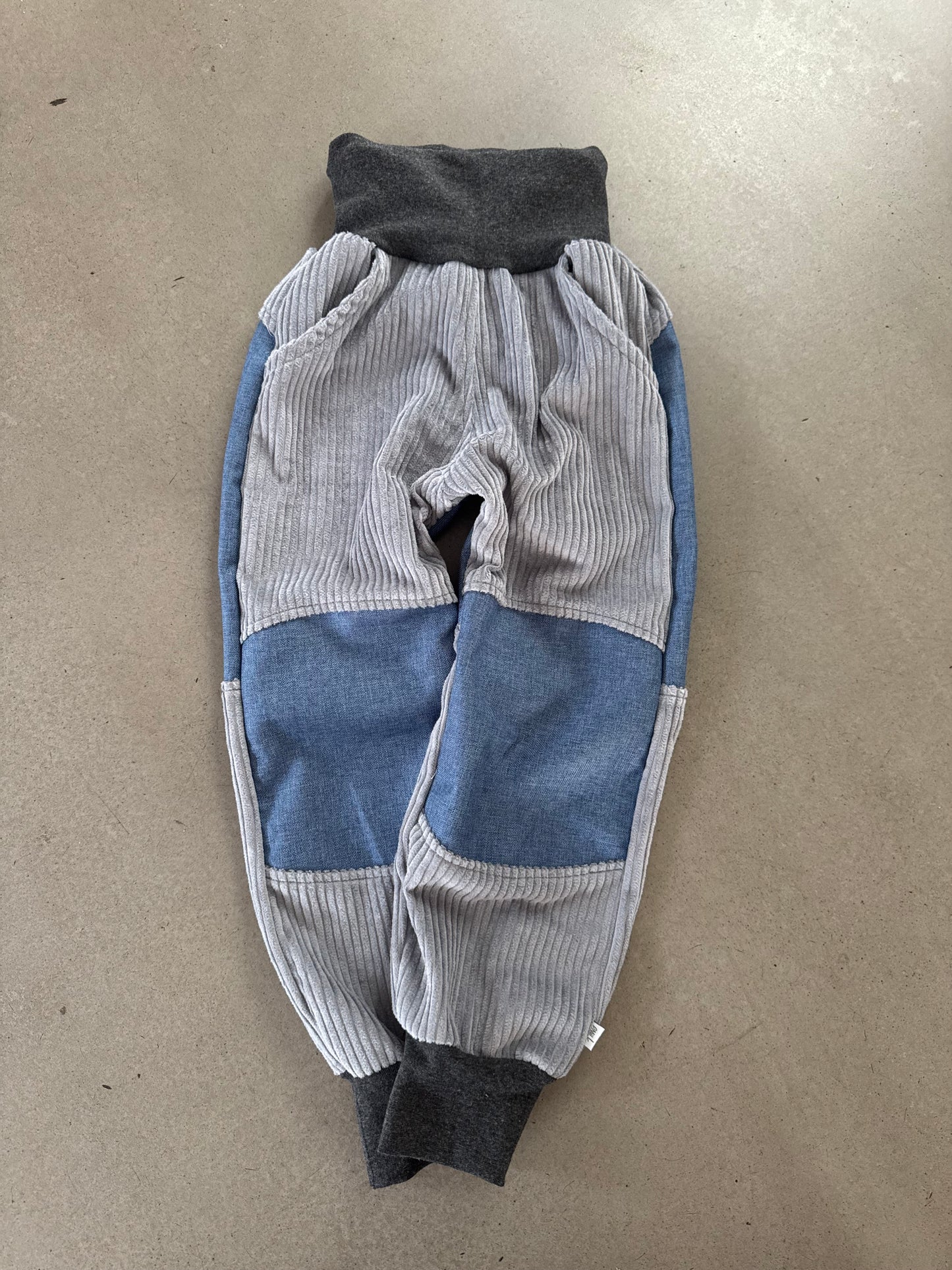 Sofort verfügbare Tobehose aus Cord | Gr. 110 Grau