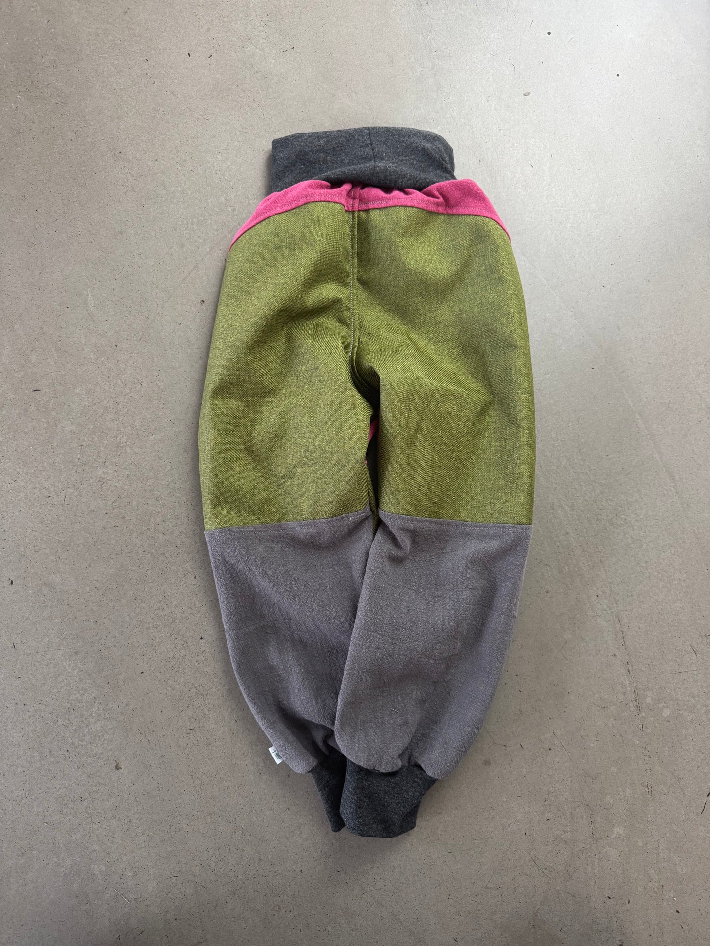 Sofort verfügbare Tobehose aus Leinen | Gr. 104 Himbeereis, Felsgraus